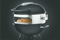 Napoleon Pizzaoven En Draaispit Voor Houtskool Kettle 57cm 7 Napoleon Pizzaoven En Draaispit Voor Houtskool Kettle 57cm -Keuken Grill Verkoop 2024 napoleon pizzaoven en draaispit voor houtskool ket 1