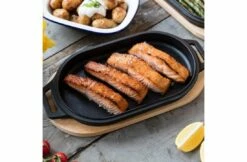 Ooni Gietijzeren Sizzler Pan Met Afneembare Greep En Houten Bord -Keuken Grill Verkoop 2024 ooni gietijzeren sizzler pan met afneembare greep 1